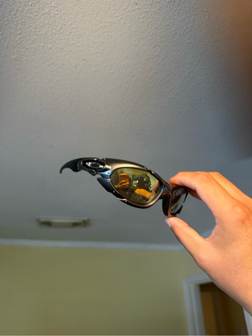 Oakley Men’s Black Frame Sunglasses with Amber Lenses Oakleys